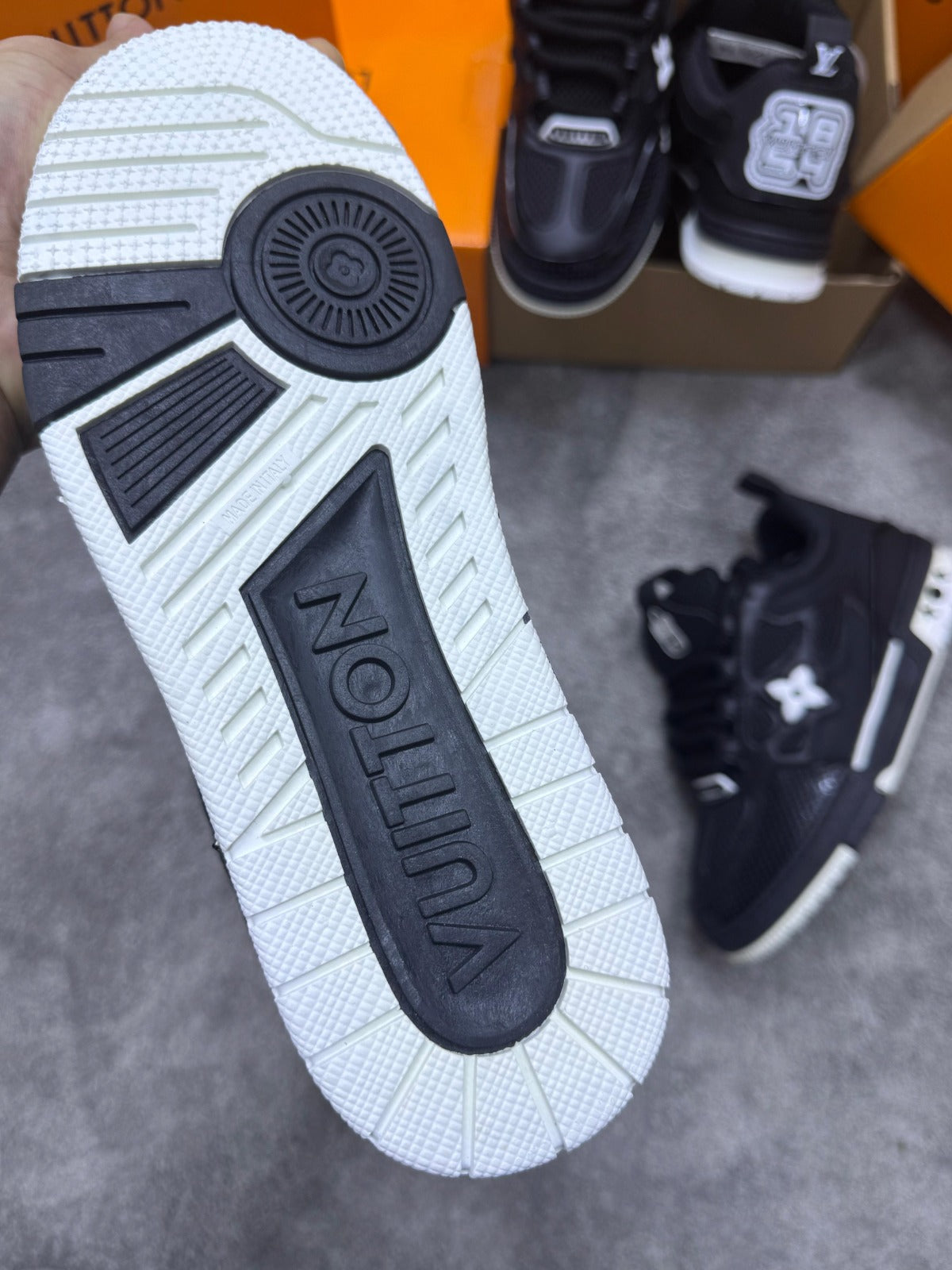 LOUIS VUITTON SKATE • NEGRO