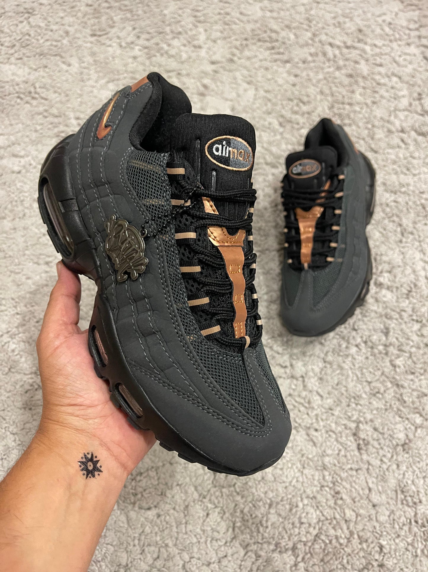 NIKE AIR MAX • SYNA