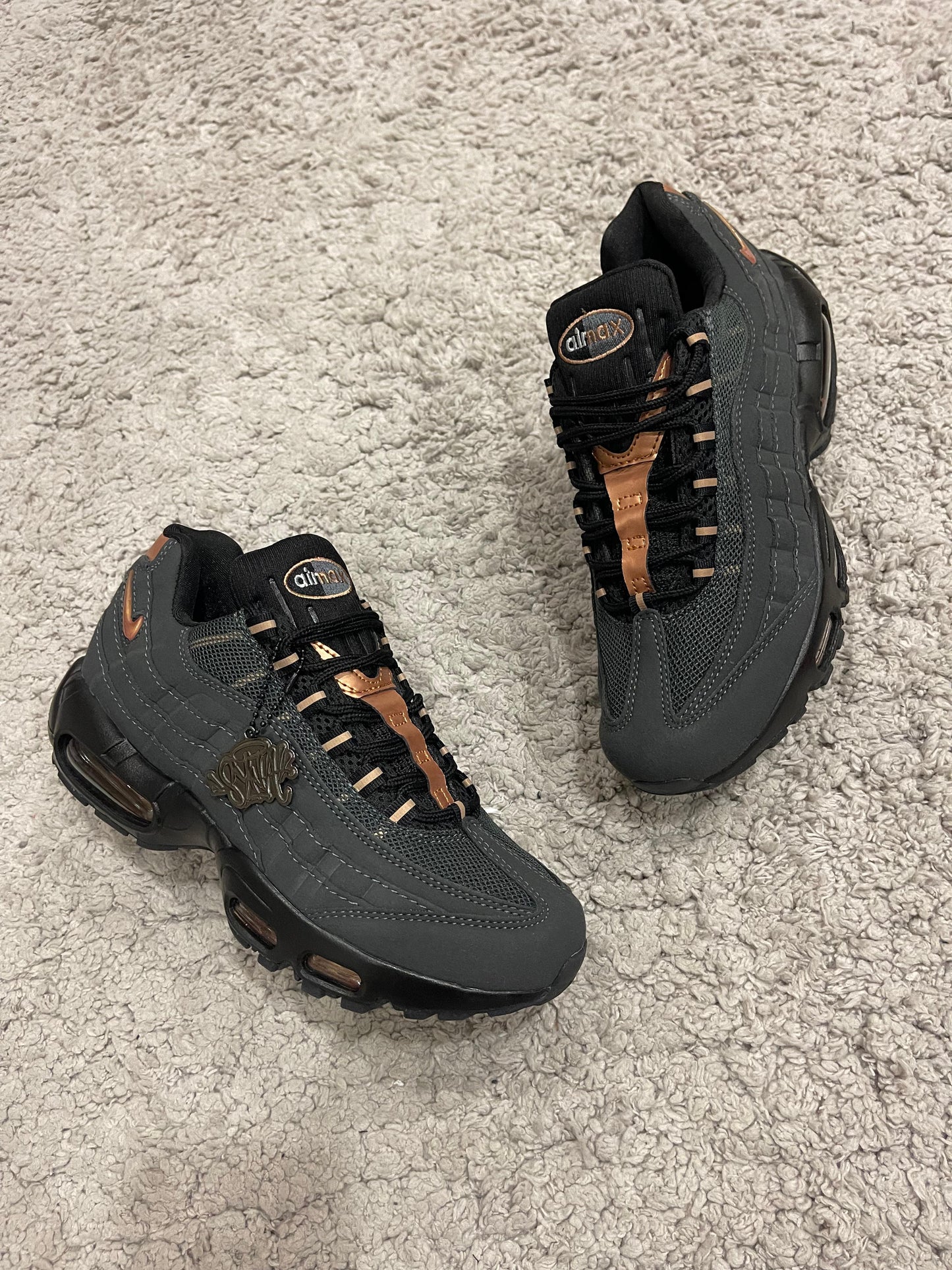 NIKE AIR MAX • SYNA