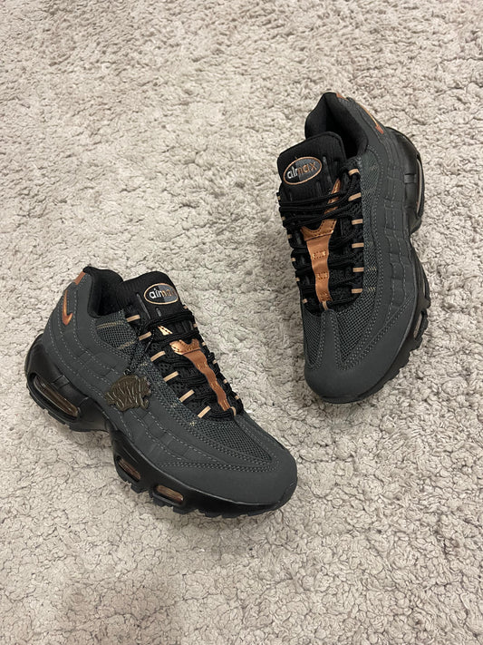 NIKE AIR MAX • SYNA