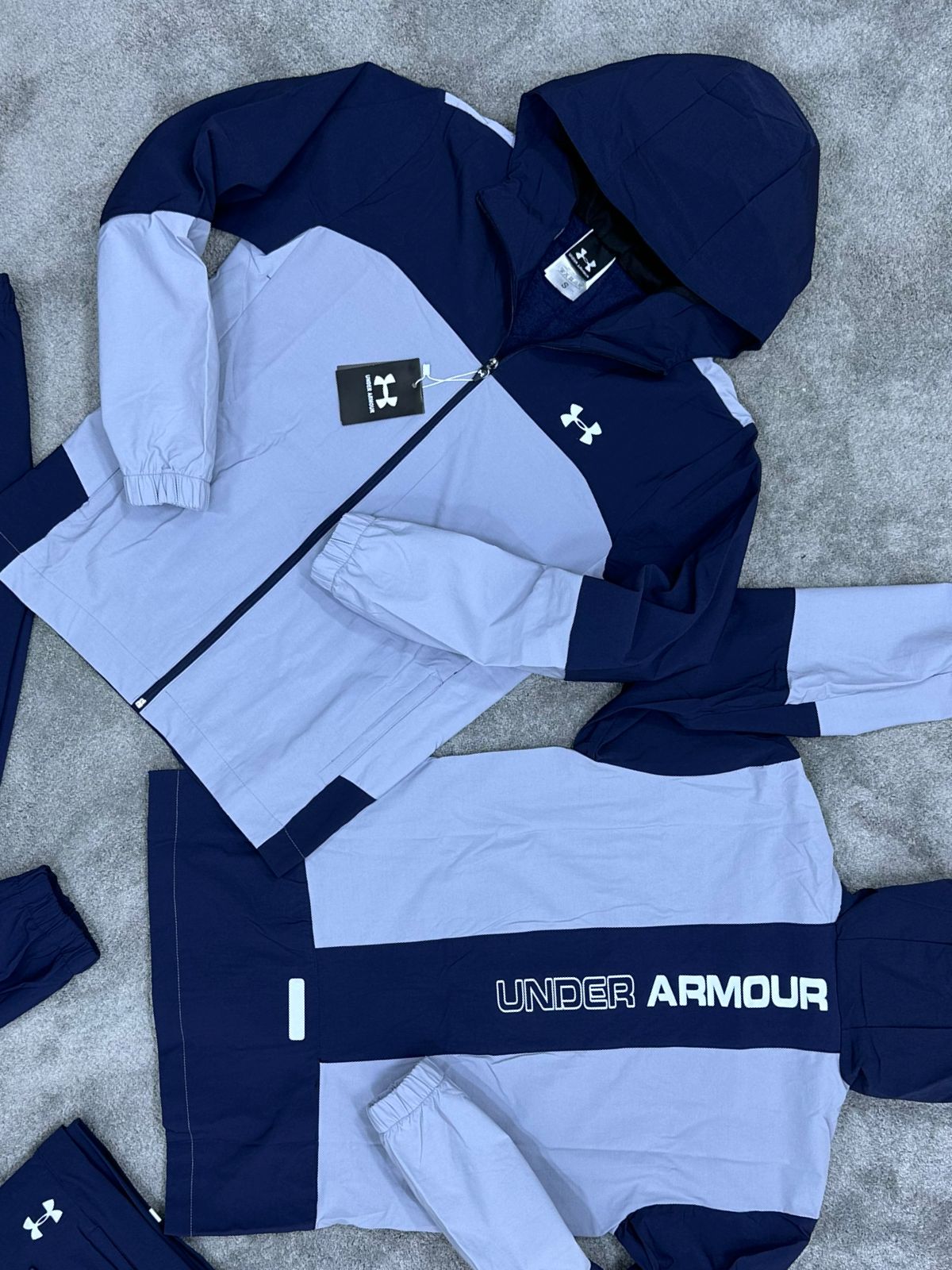UNDER ARMOUR • BLANCO/AZUL