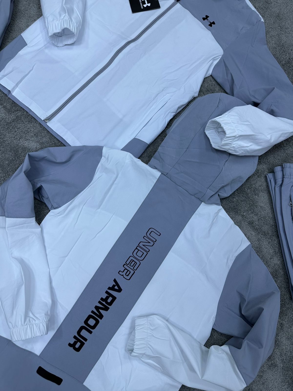 UNDER ARMOUR • GRIS/BLANCO