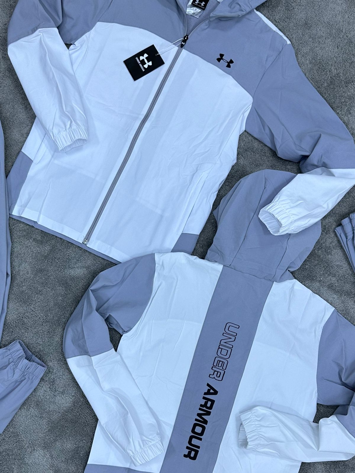 UNDER ARMOUR • GRIS/BLANCO