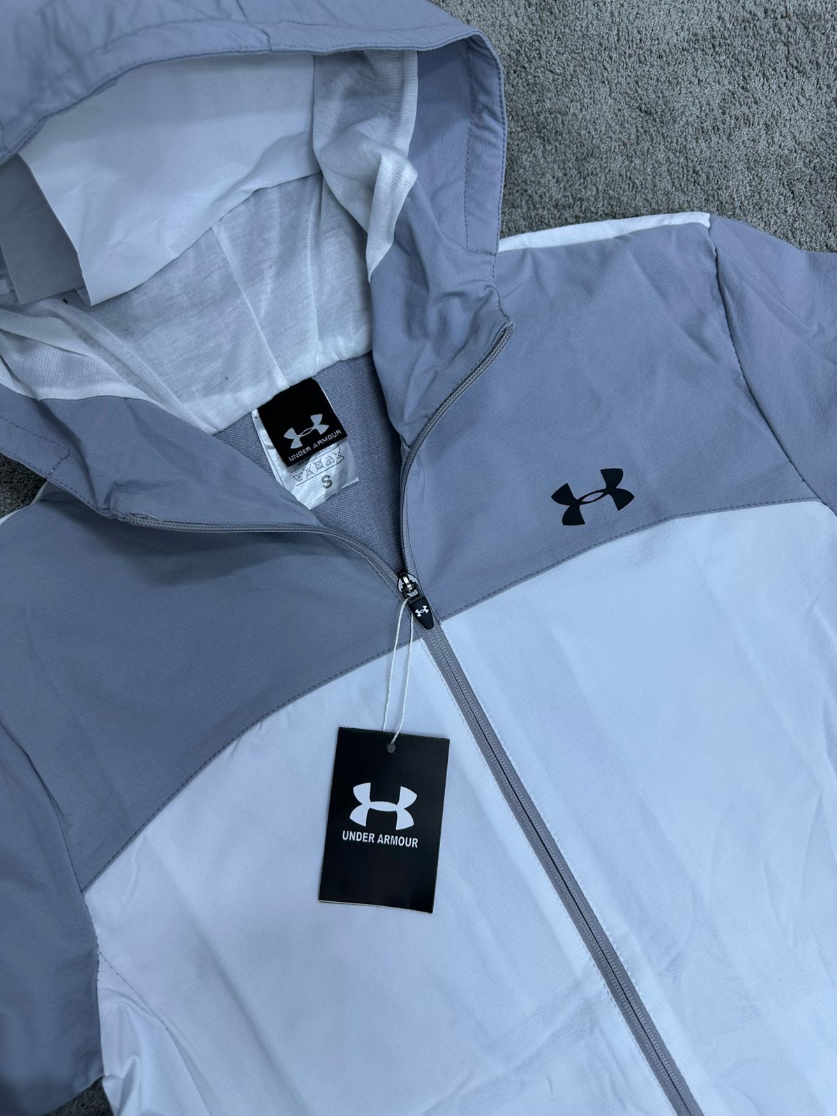 UNDER ARMOUR • GRIS/BLANCO