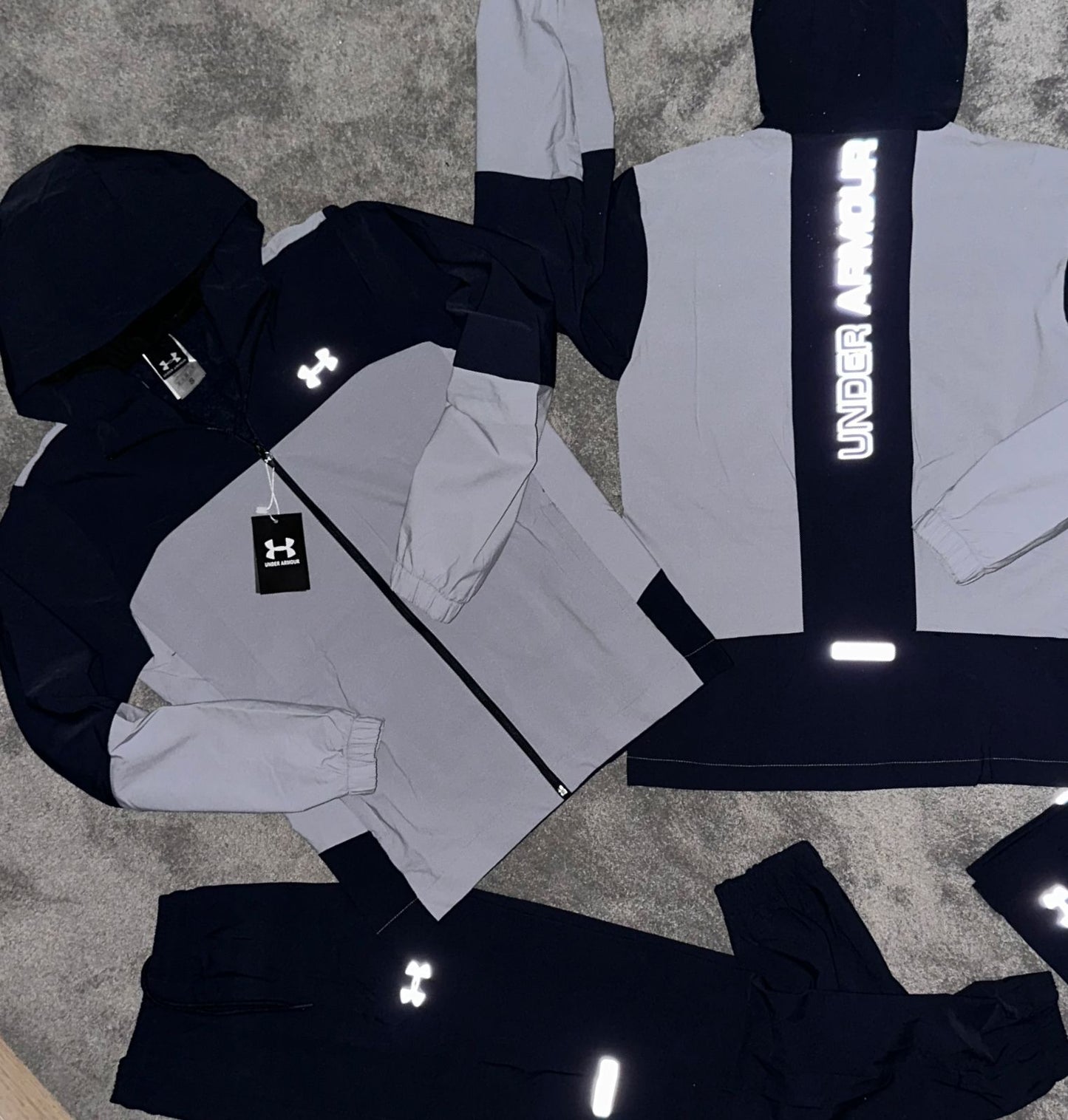 UNDER ARMOUR • NEGRO/GRIS