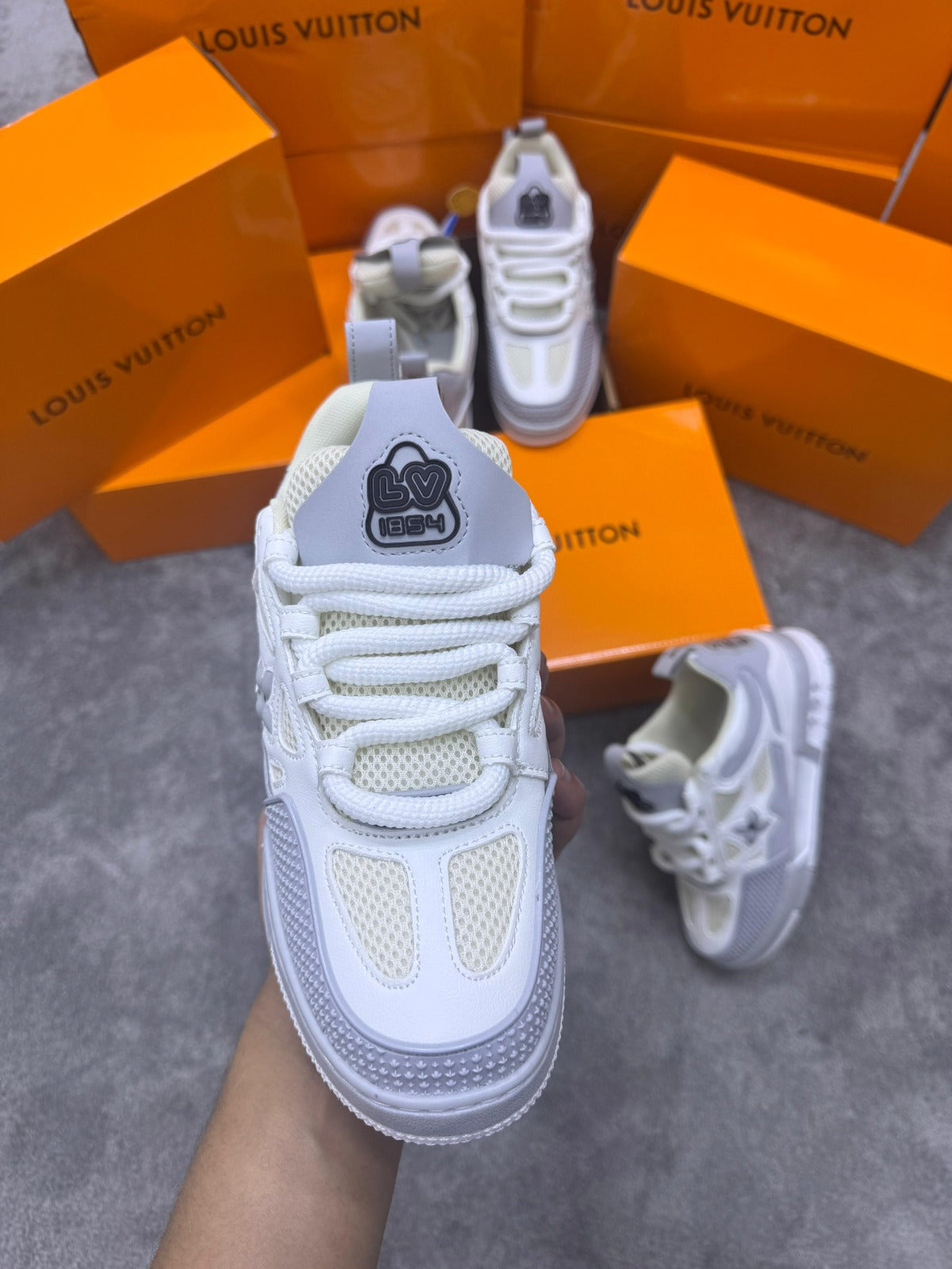 LOUIS VUITTON SKATE • GRIS