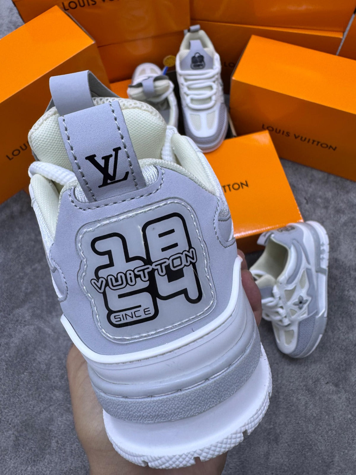 LOUIS VUITTON SKATE • GRIS
