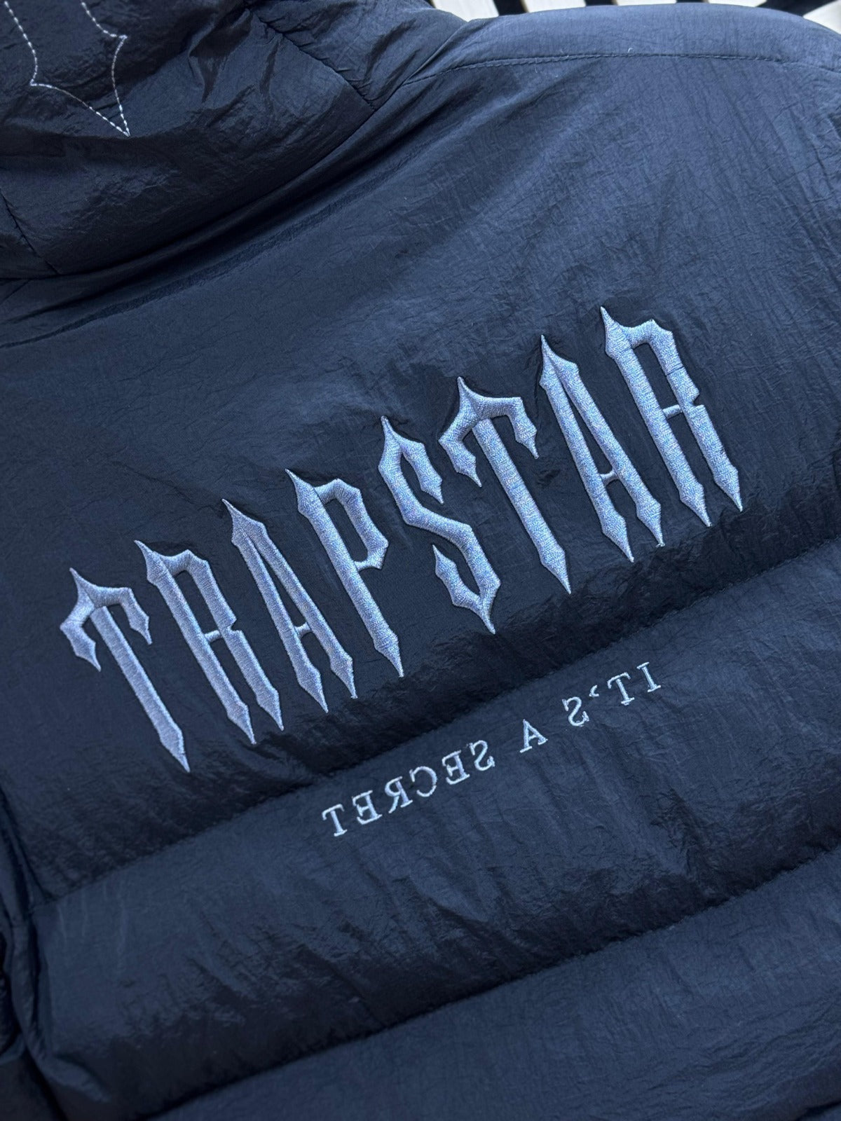 TRAPSTAR • NEGRO / CHICA