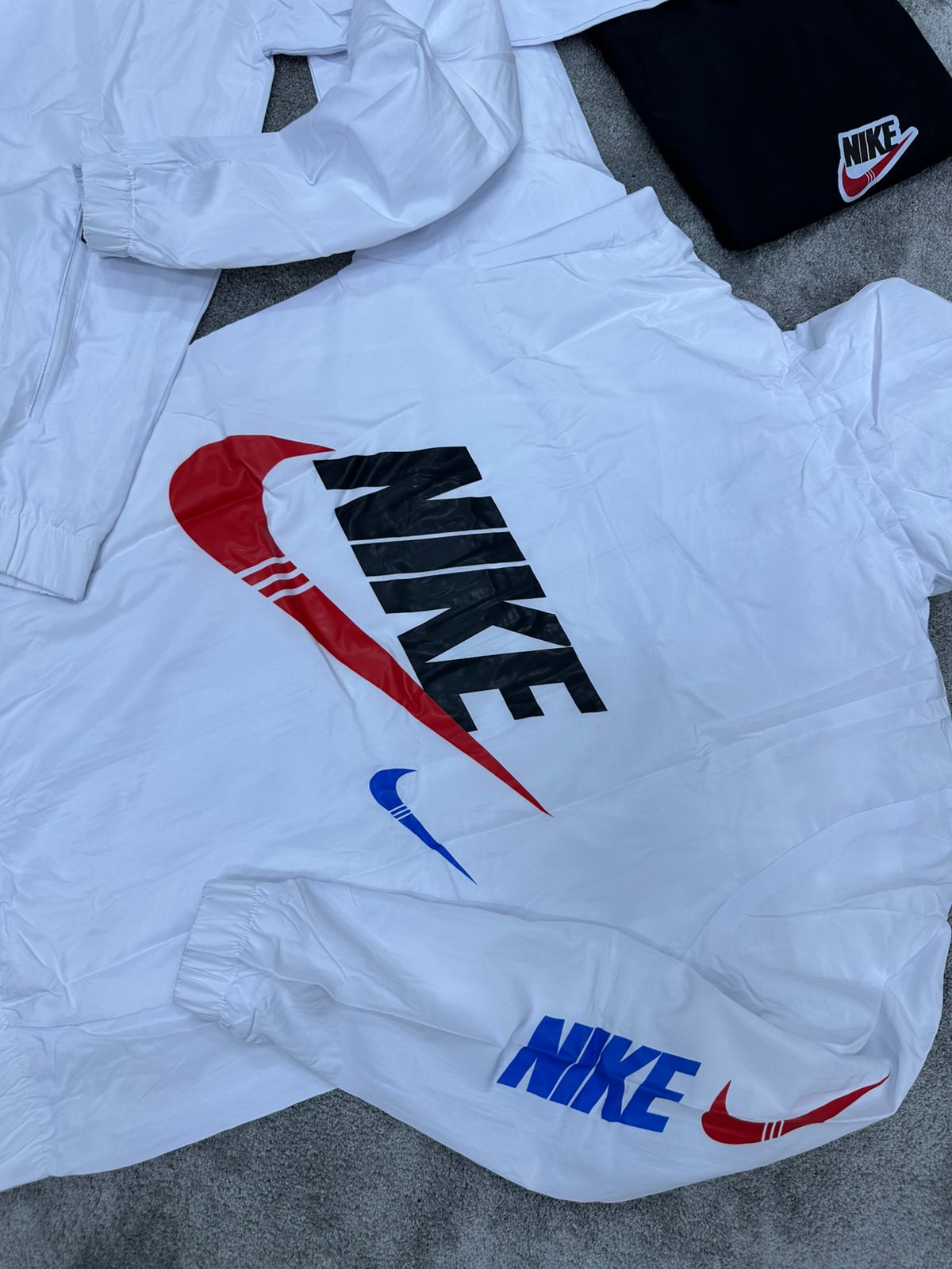 CONJUNTO NIKE • BLANCO/NEGRO
