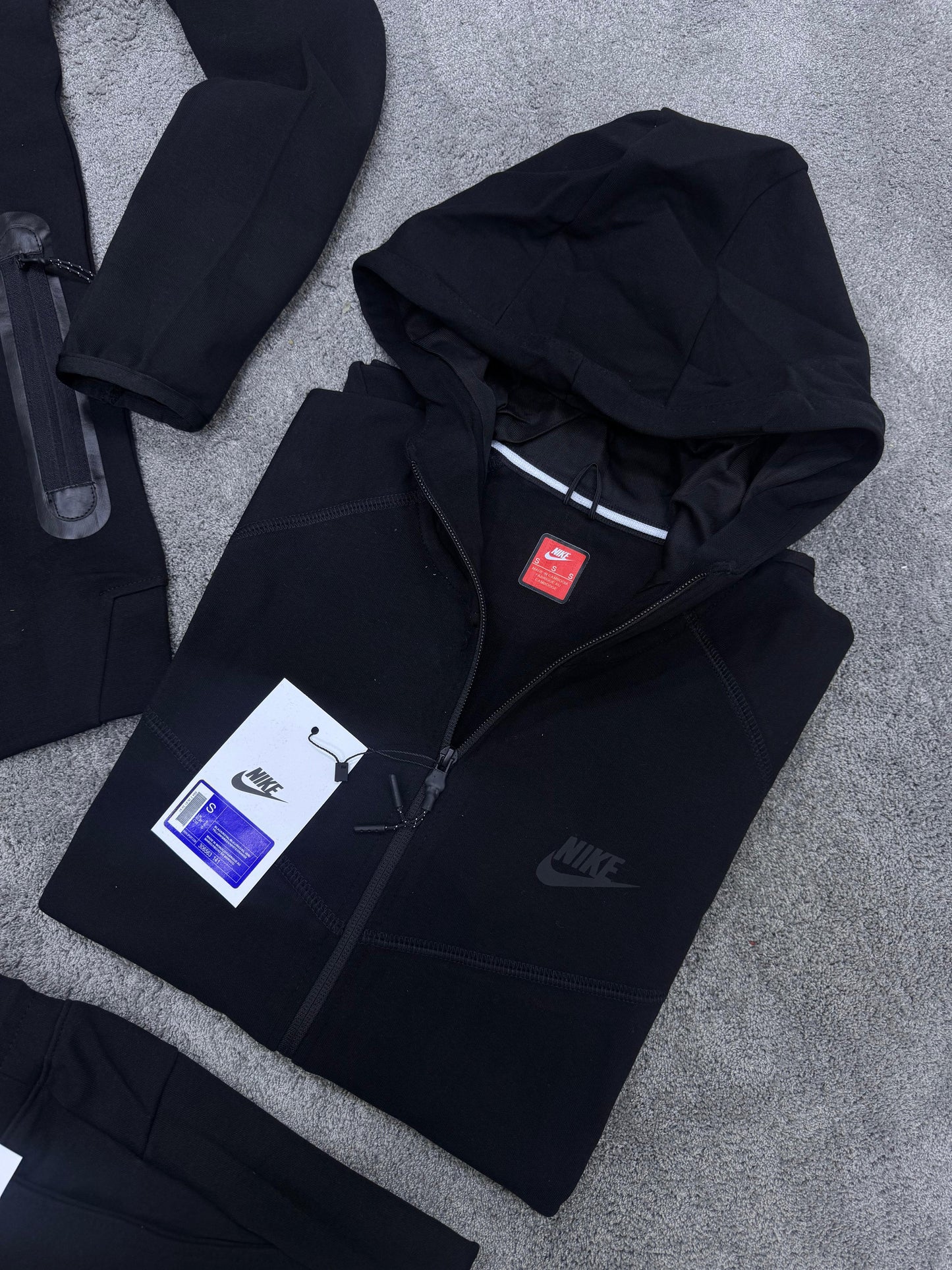 NIKE TECH FLEECE • NEGRO