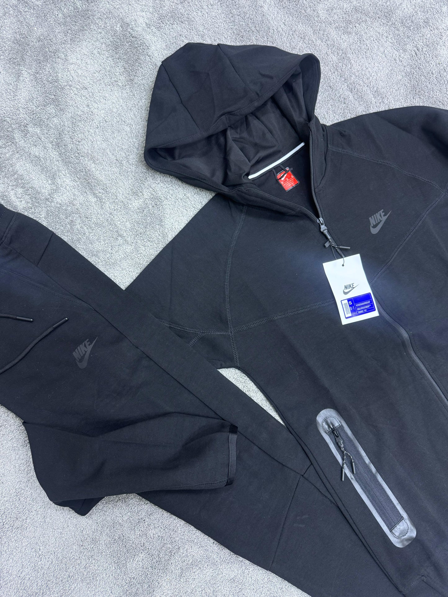 NIKE TECH FLEECE • NEGRO