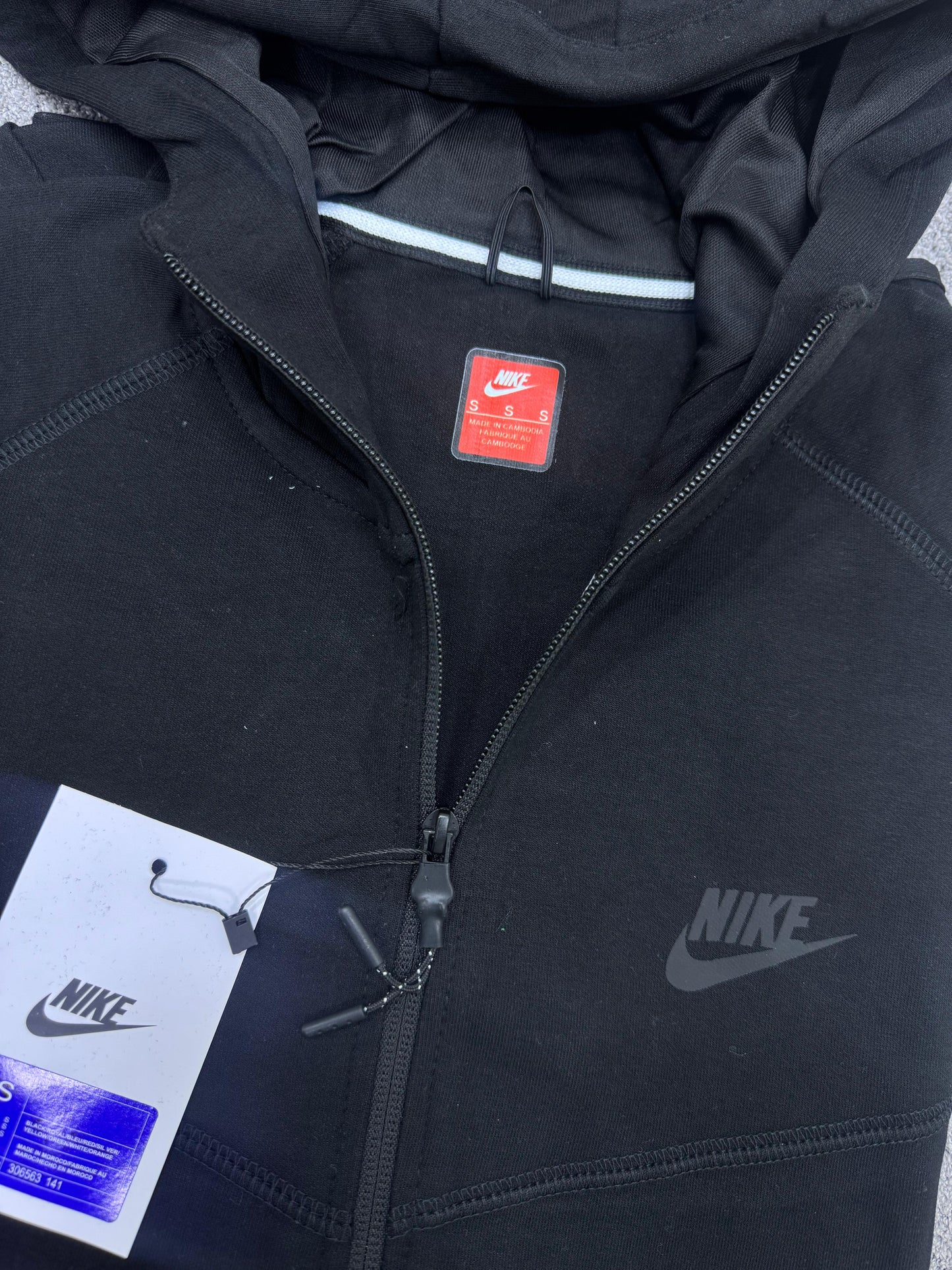 NIKE TECH FLEECE • NEGRO