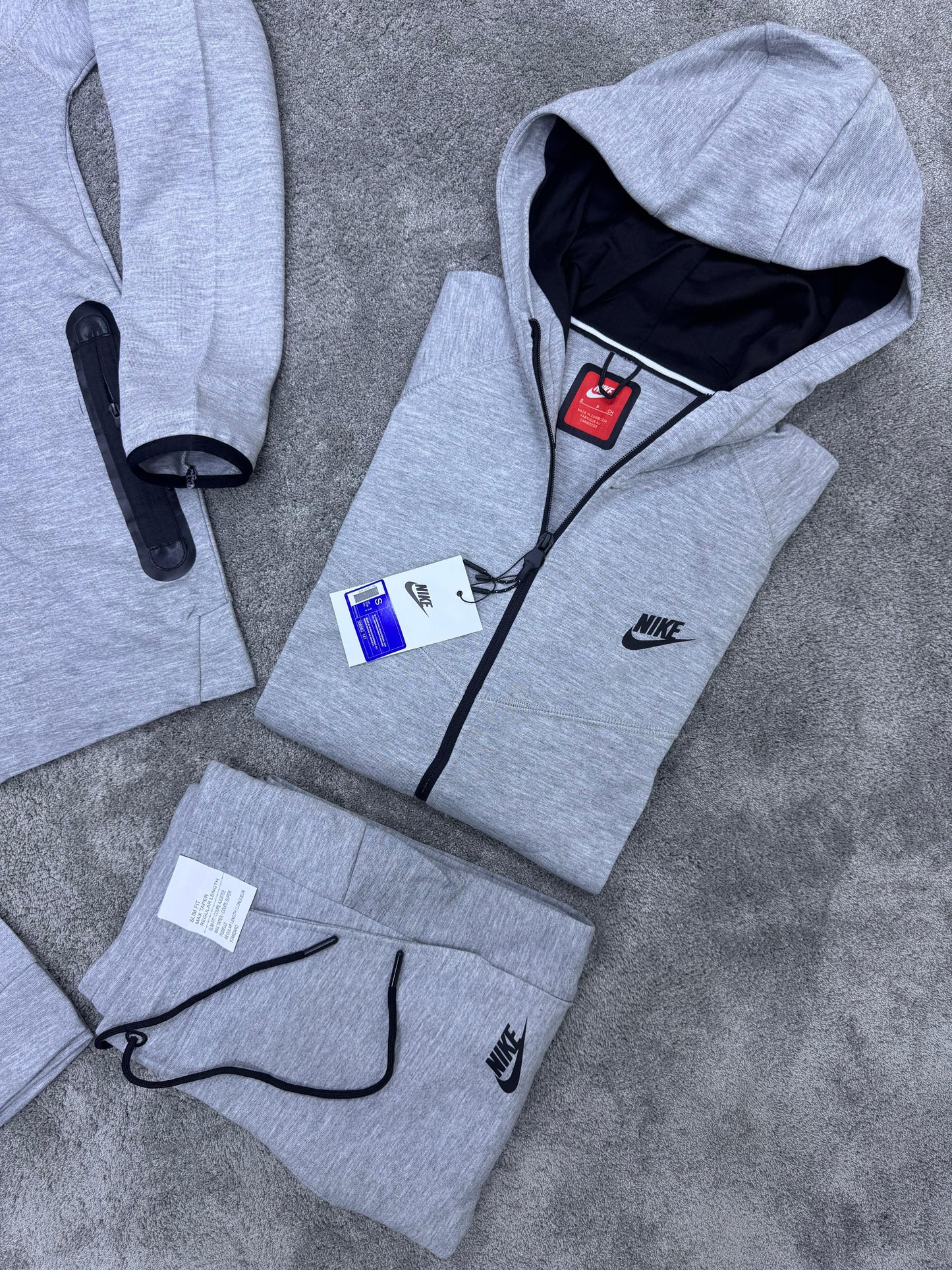 NIKE TECH FLEECE • GRIS
