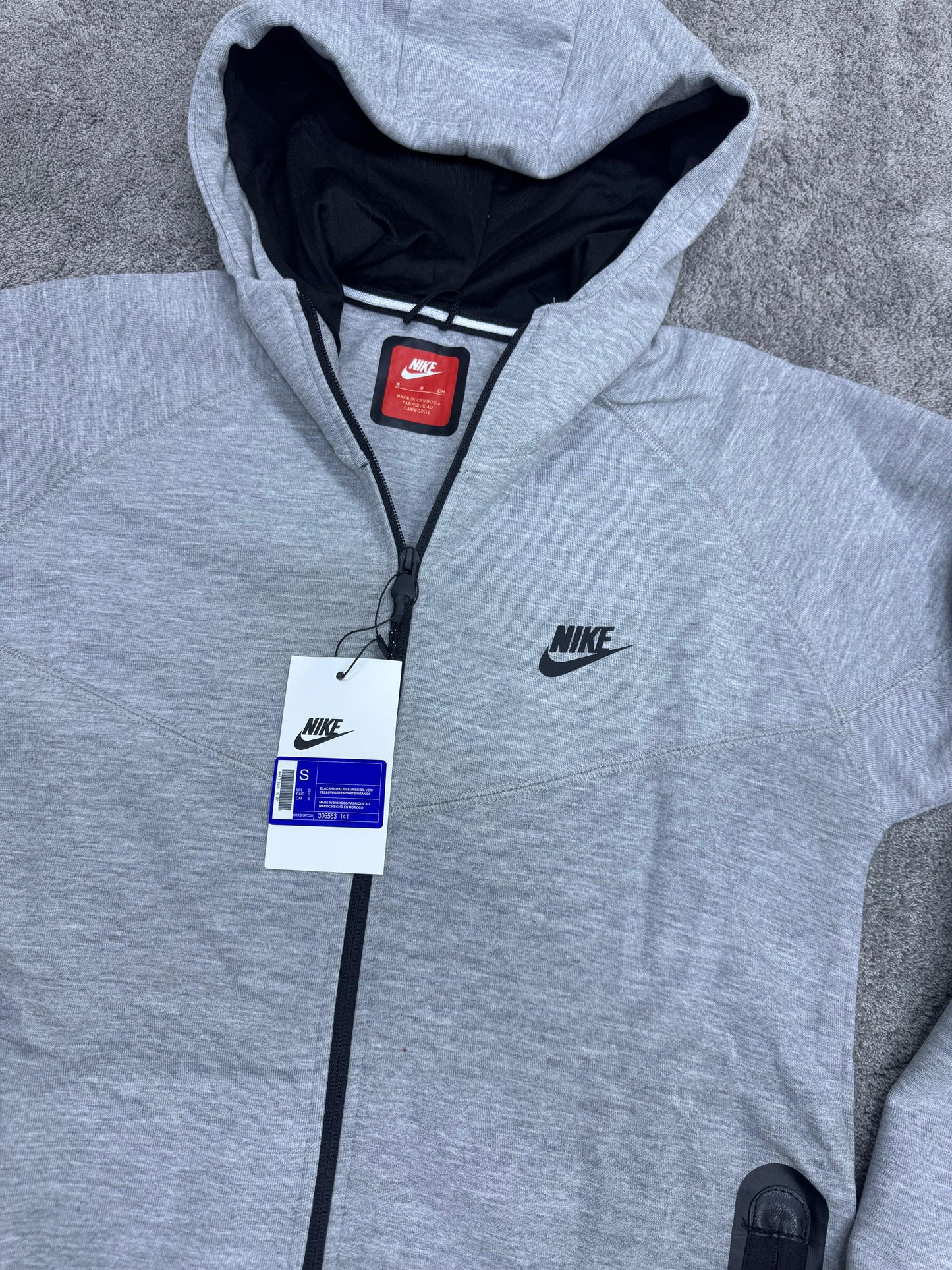 NIKE TECH FLEECE • GRIS