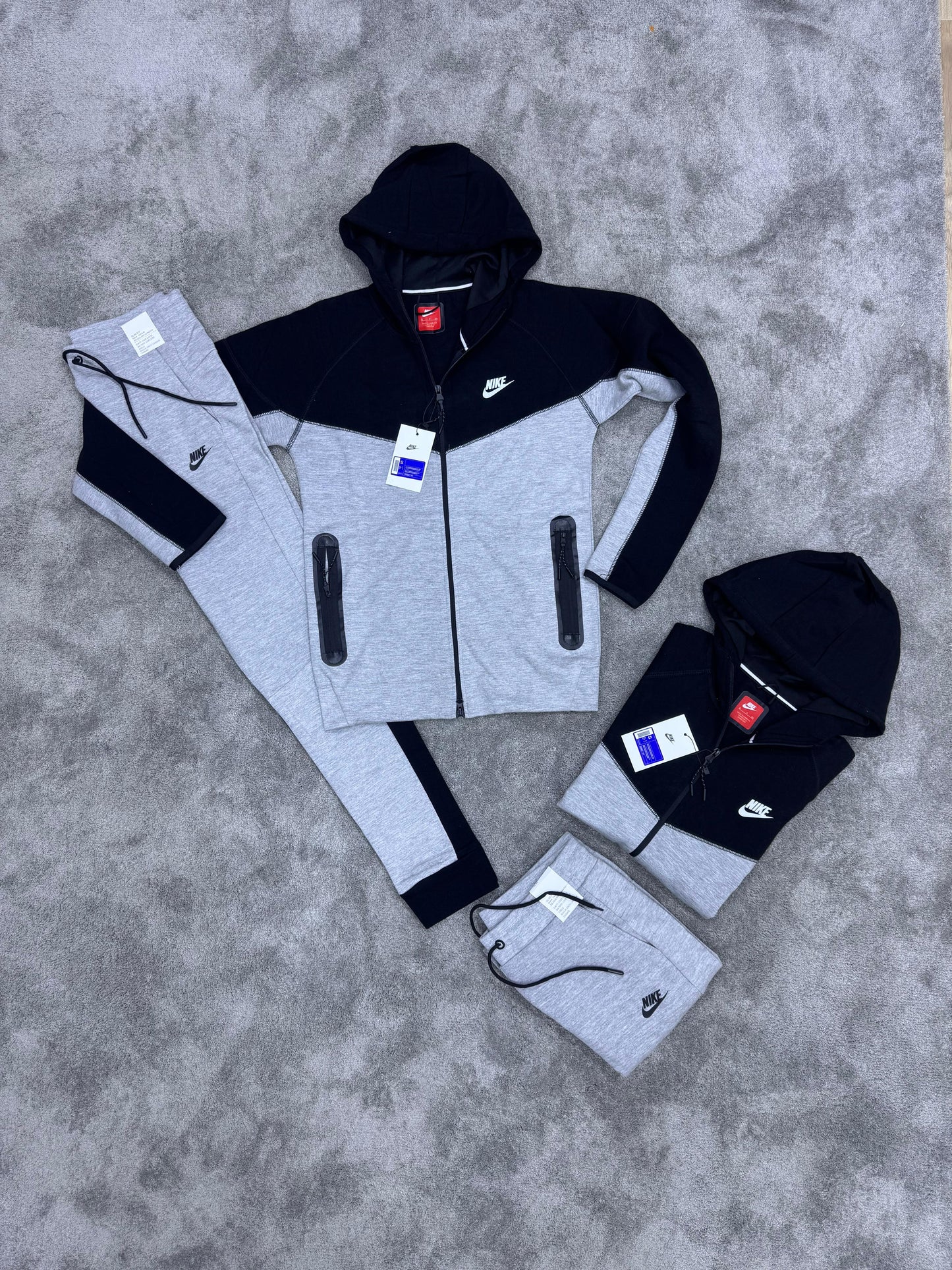 NIKE TECH FLEECE • GRIS/NEGRO