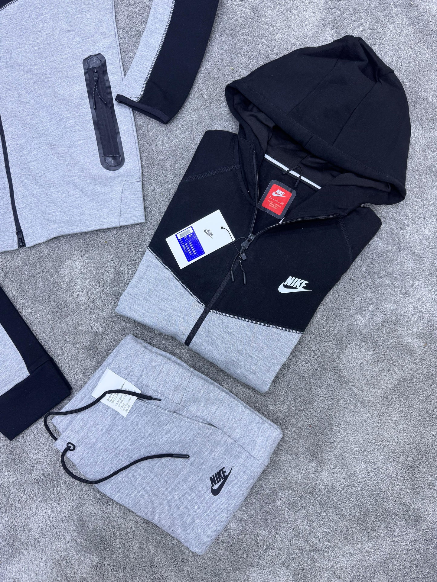 NIKE TECH FLEECE • GRIS/NEGRO