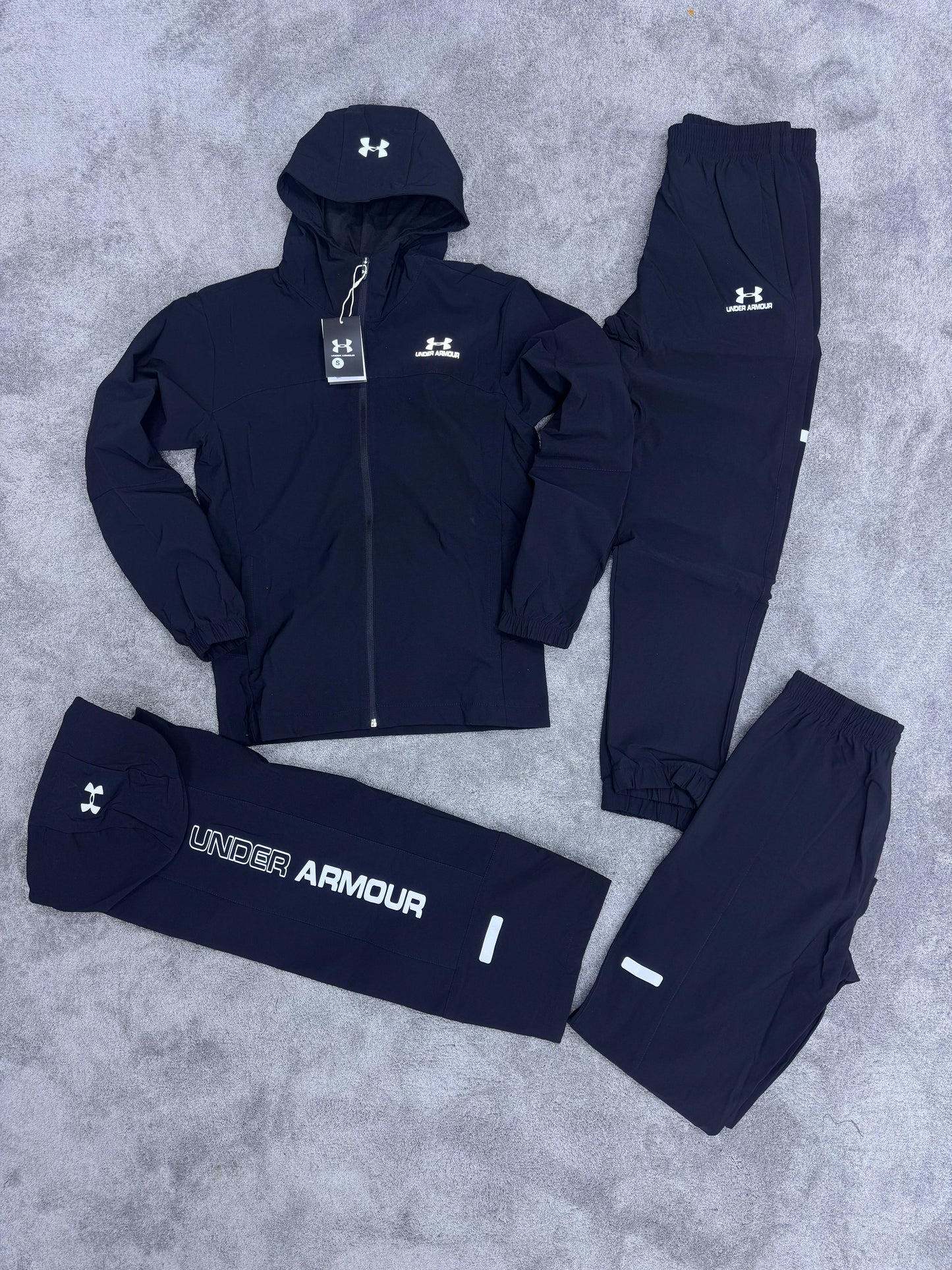 UNDER ARMOUR • NEGRO