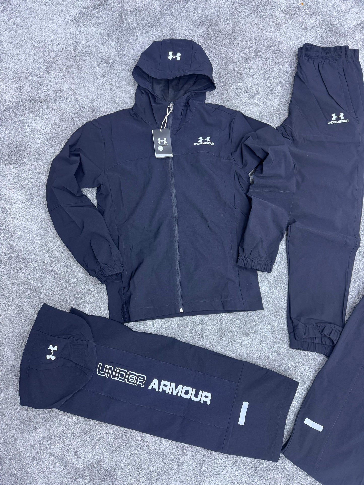 UNDER ARMOUR • NEGRO