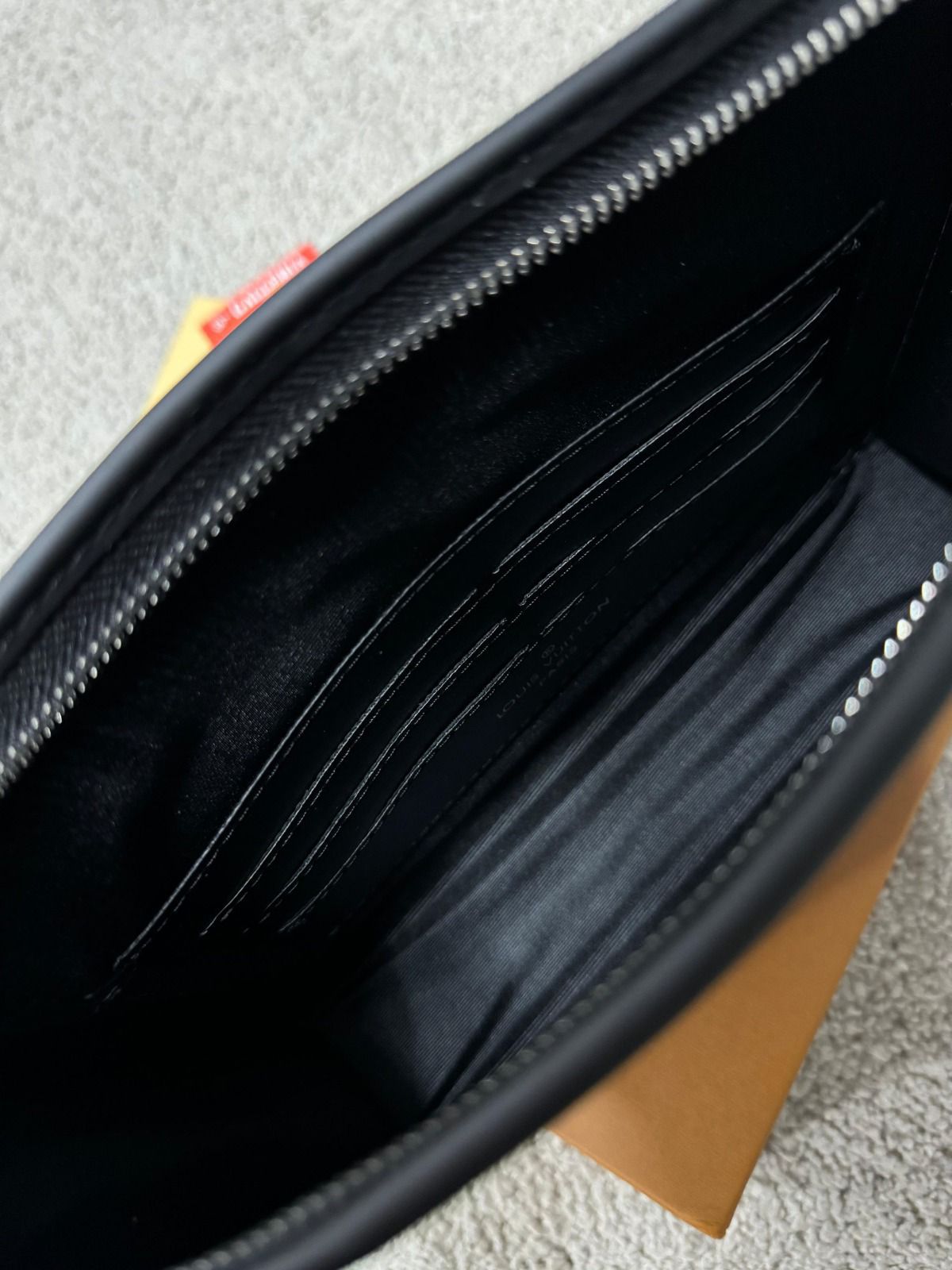 BOLSITO MANO • LOUIS VUITTON