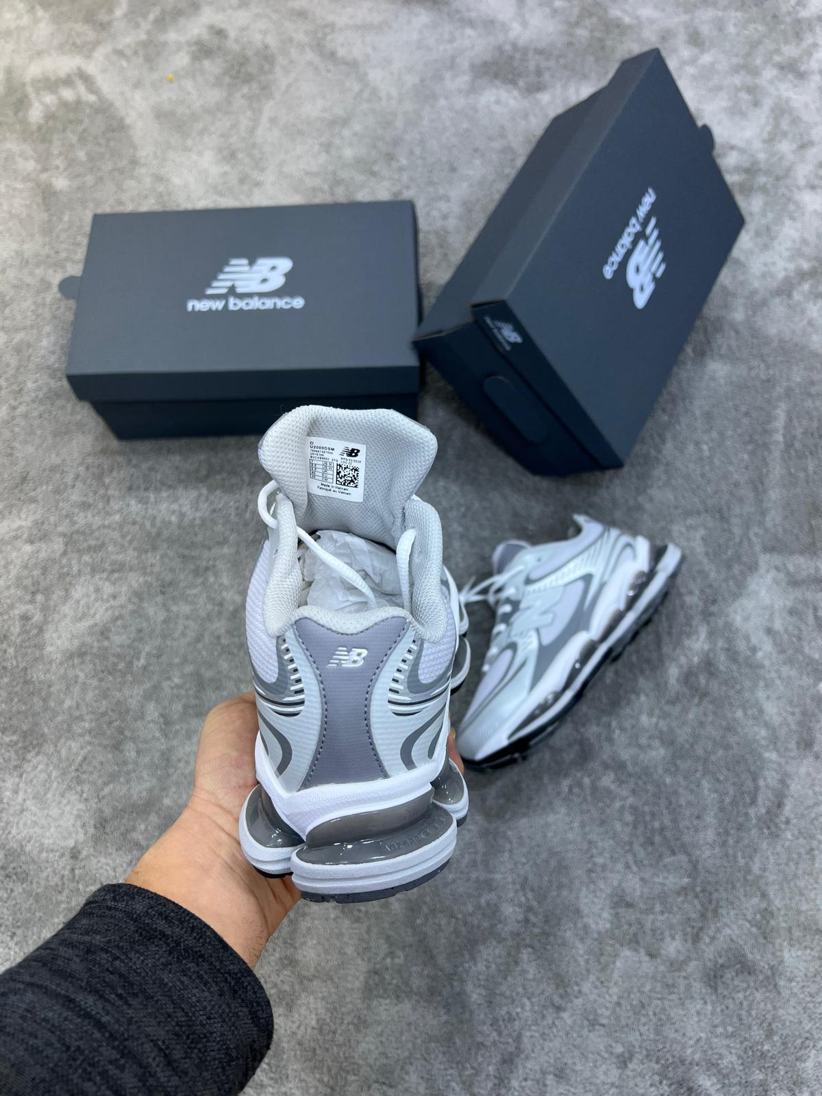 NEW BALANCE 2000 • GRIS