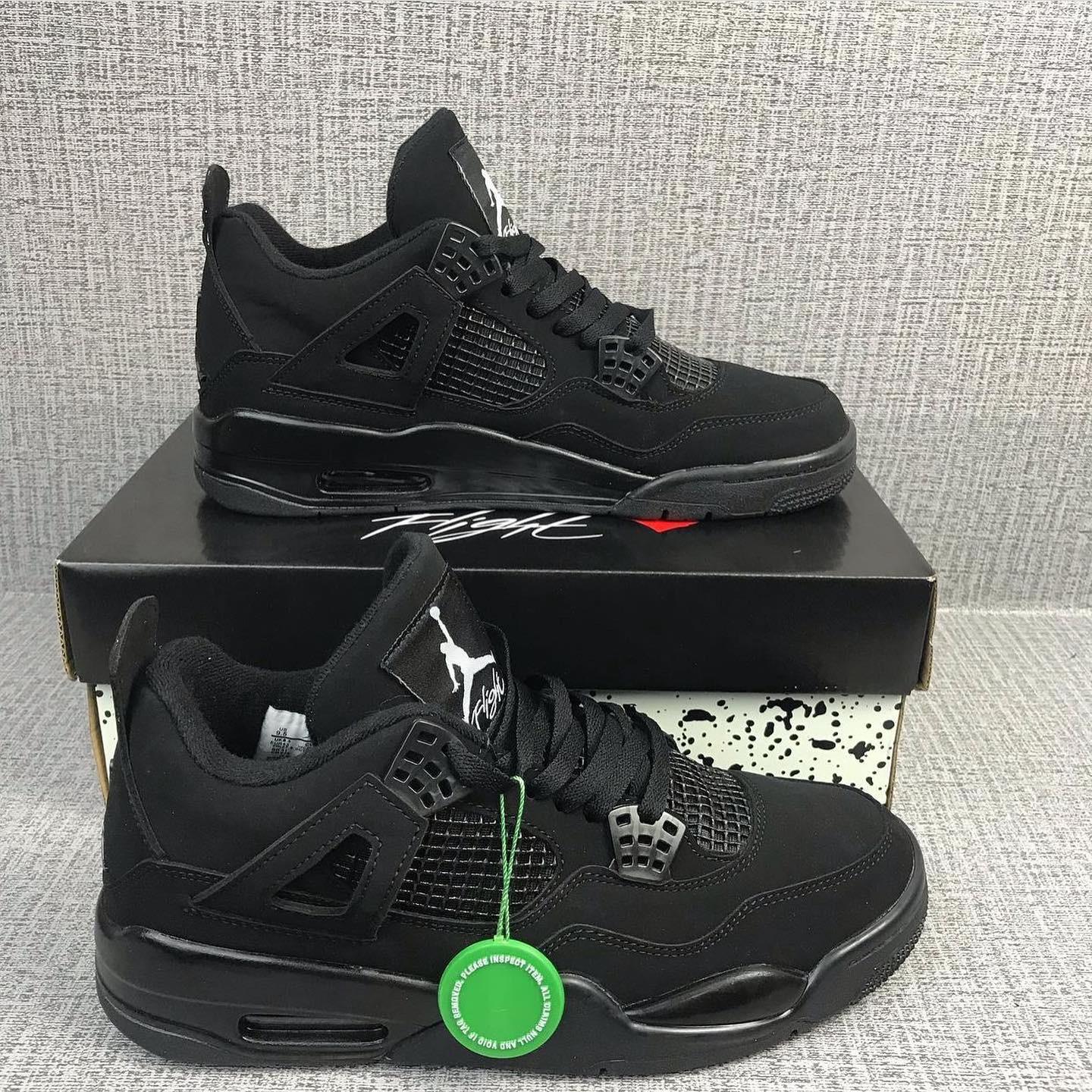 Jordan 4 Retro • Negras